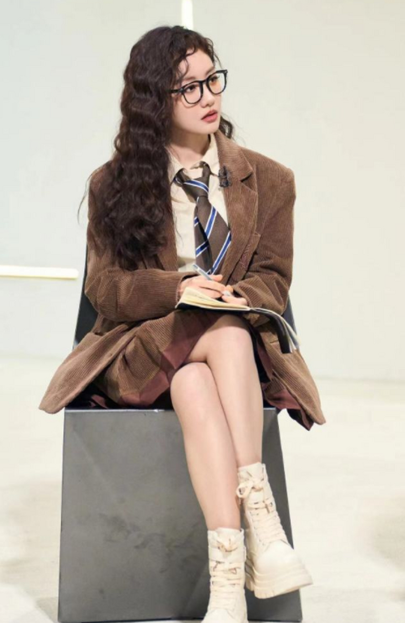 穿西装的侦探杨蓉