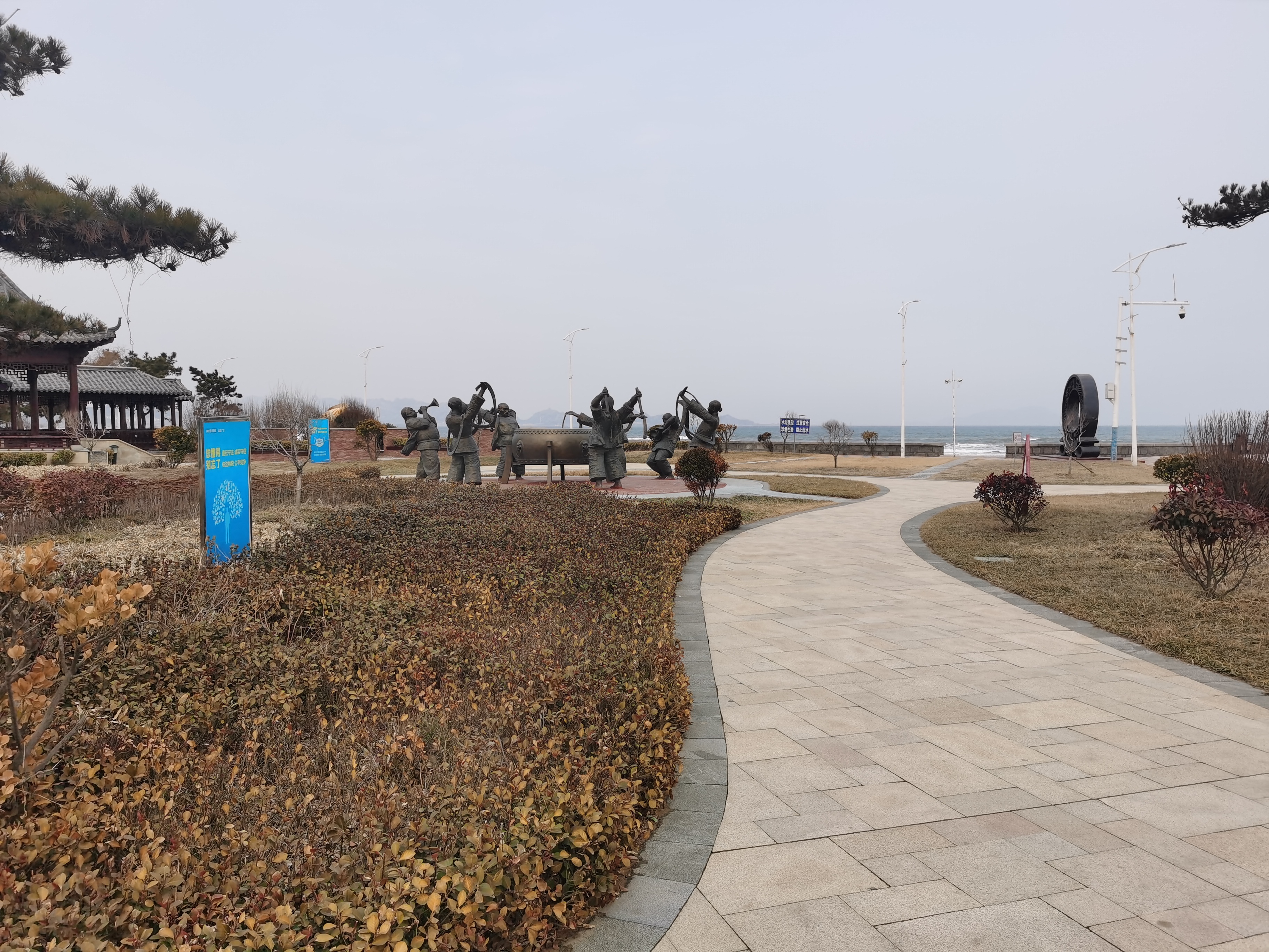 青岛泊里镇附近的龙湾海水浴场 初春的时节,海边风大,海水还是很冷