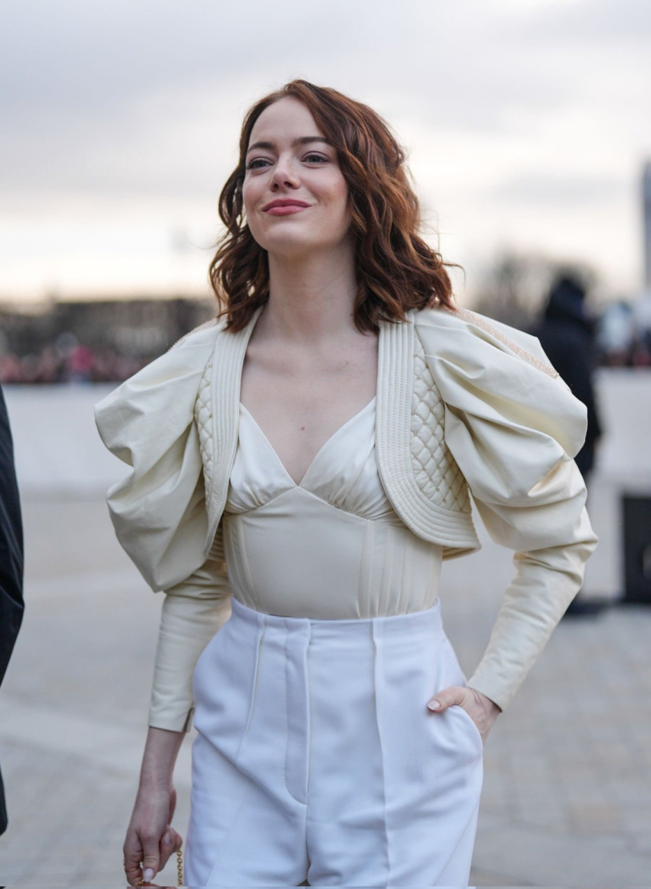 艾玛斯通# #巴黎时装周# #lv大秀#  "石头姐"艾玛·斯通(emma stone)