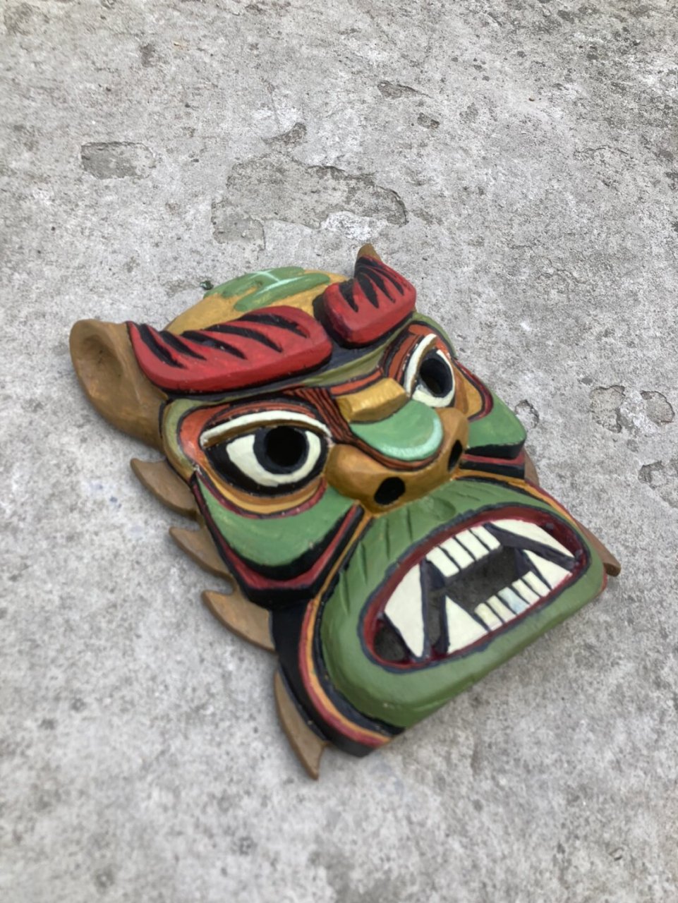 虎神傩面具涂色记:木雕艺术的魅力之旅  今天,我要带大家走进一个神秘