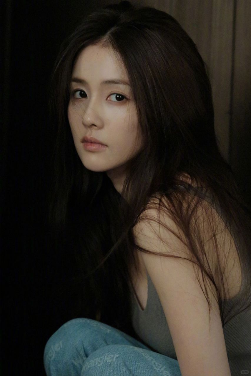 恬静日常尽显文艺范儿      一组白鹿居家生活照,以其独特的温婉气质