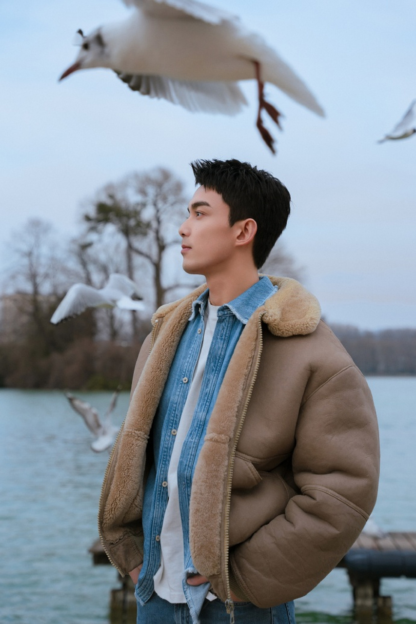 作为娱乐圈中独树一帜的存在,吴磊以他非凡的颜值和天赋,打破了童星长