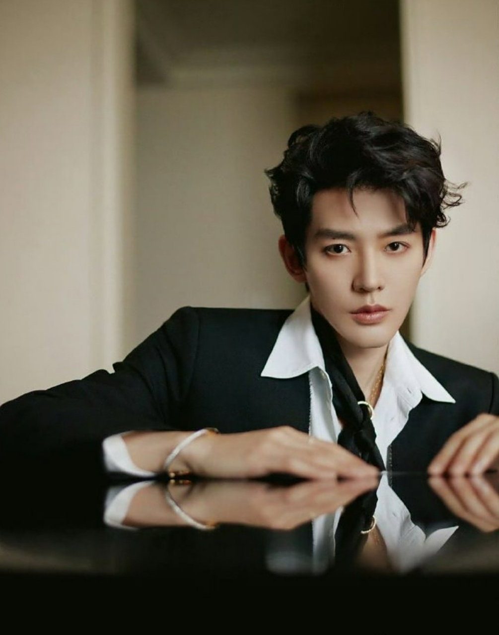 卷发背头,适配. 白衬衫黑西装,氛围拉满.