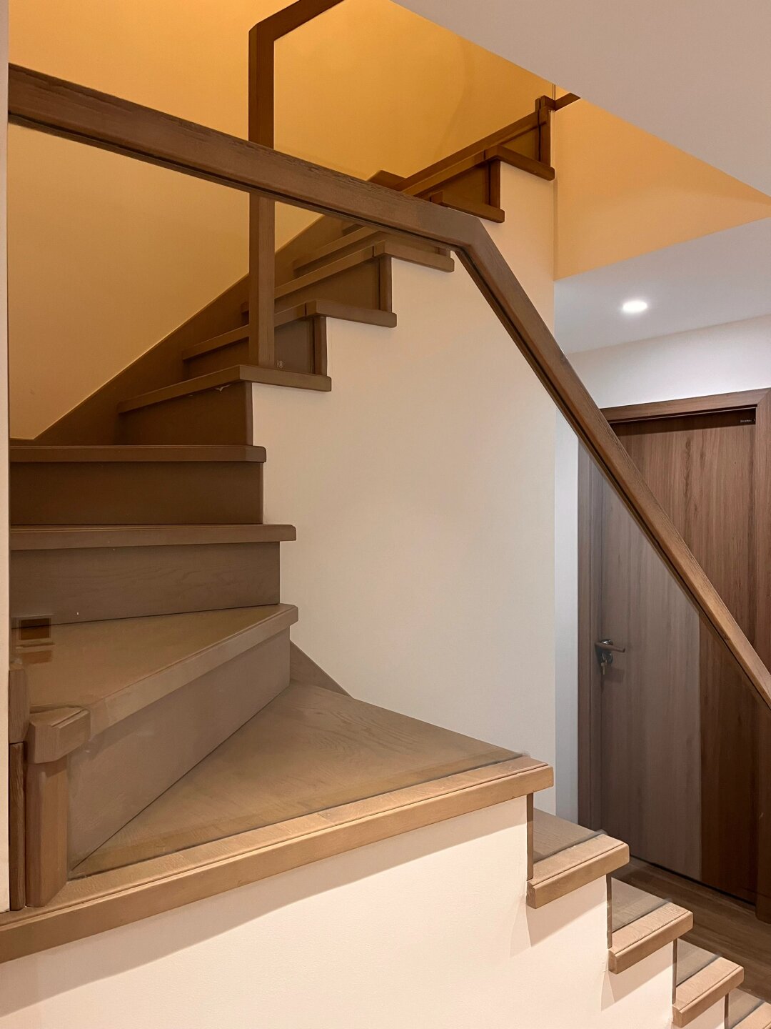 我家楼梯的选择也是经过一番纠结,但最终的效果简直惊艳到我啦!