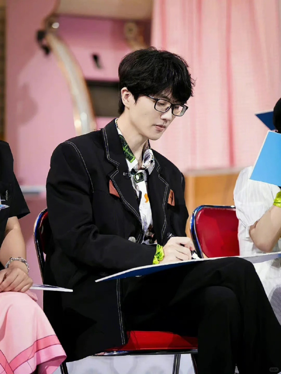 许嵩:才华与颜值并存,魅力无法抗拒  如今,许多人开始注意到许嵩的