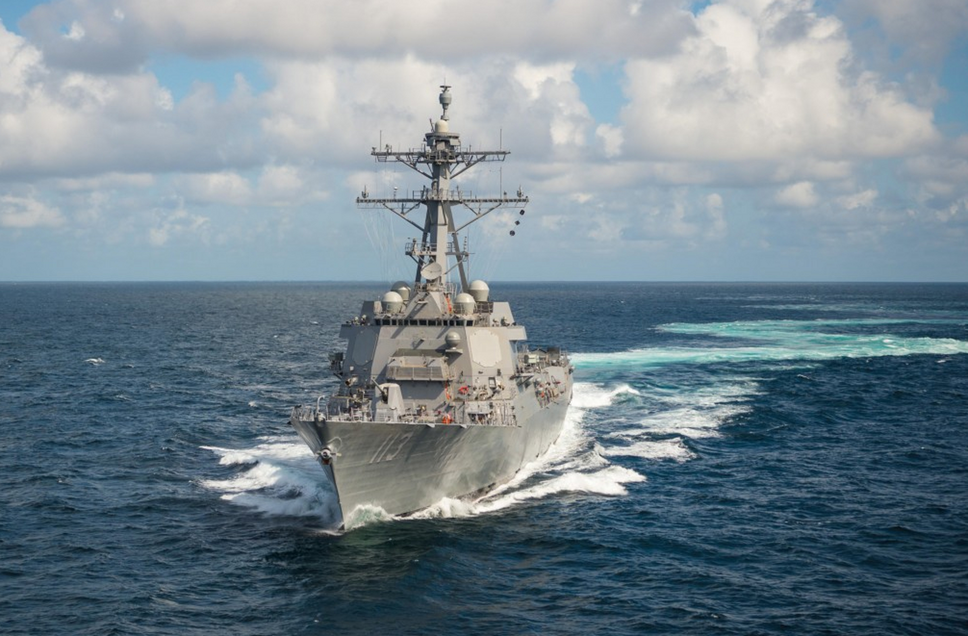 这不就在3月5日,美军的阿利伯克级驱逐舰"菲恩"号驱逐舰穿过了台湾