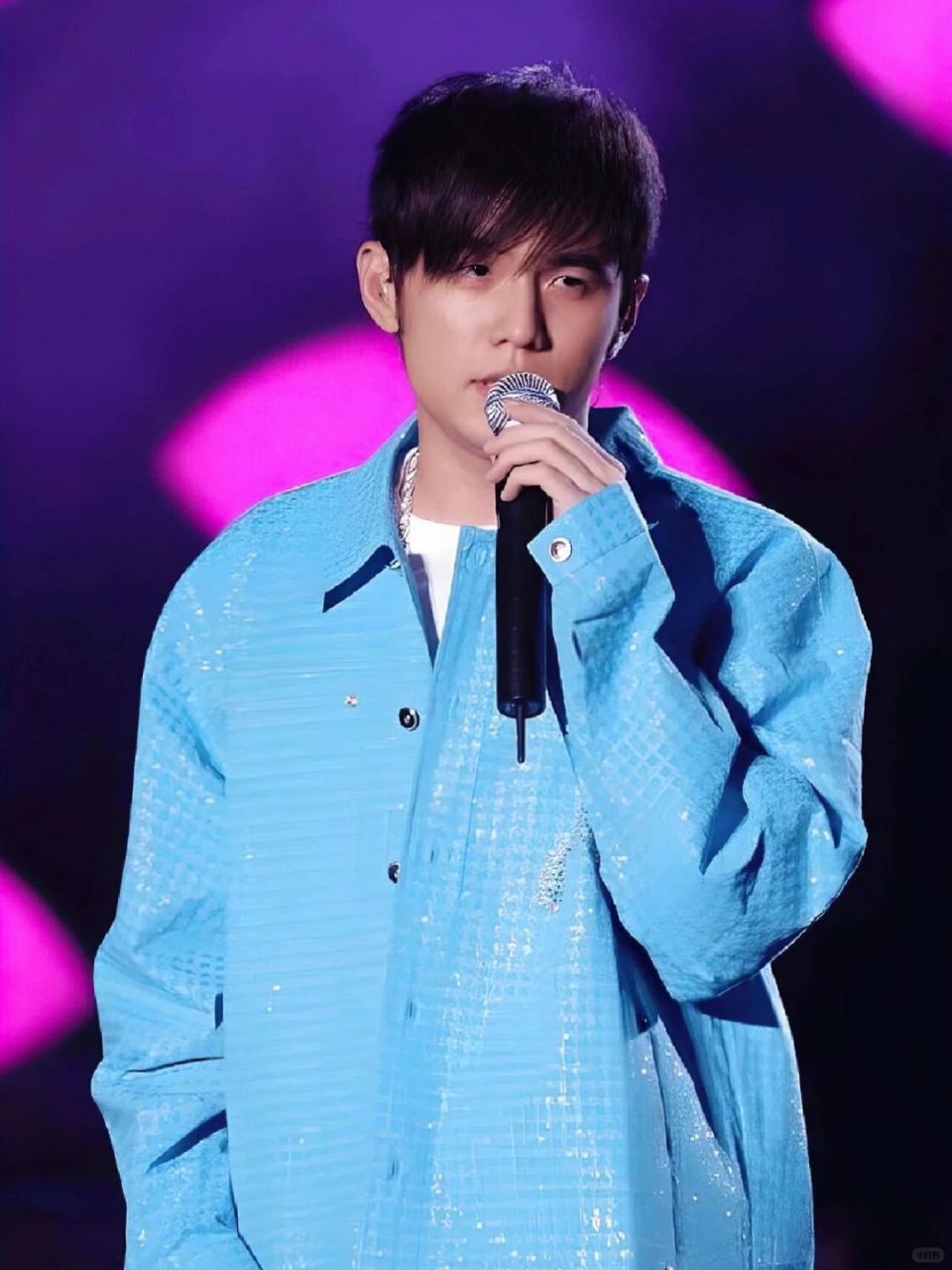 周杰伦:从舞台少年到成熟魅力,帅气只是冰山一角  在我看来,周杰伦的