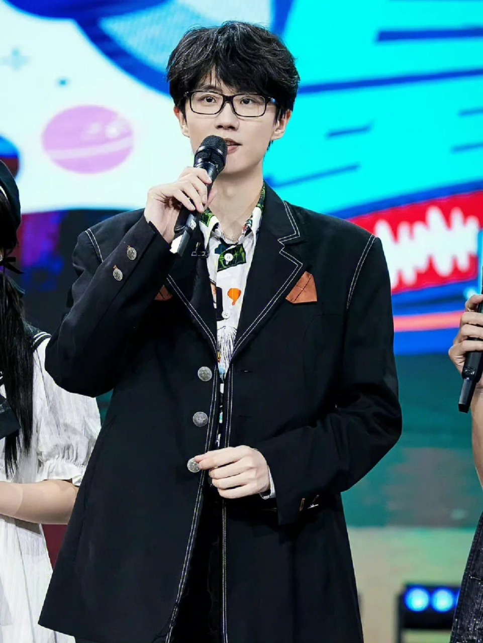 许嵩:才华与颜值并存,魅力无法抗拒  如今,许多人开始注意到许嵩的