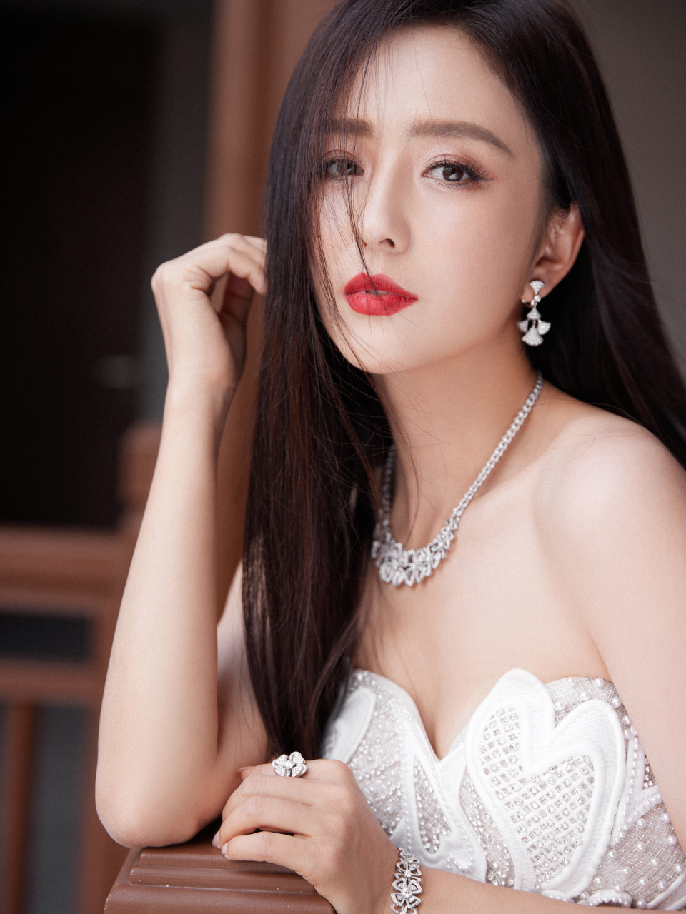 佟丽娅一袭白色蕾丝抹胸透视裙,身材纤细美背迷人,实在是太美了!