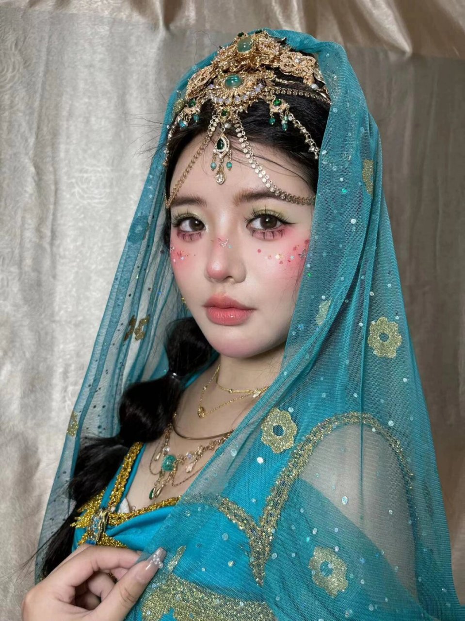 今天我要带你们一起探索神秘的西域公主妆容,让你瞬间变身异域风情的