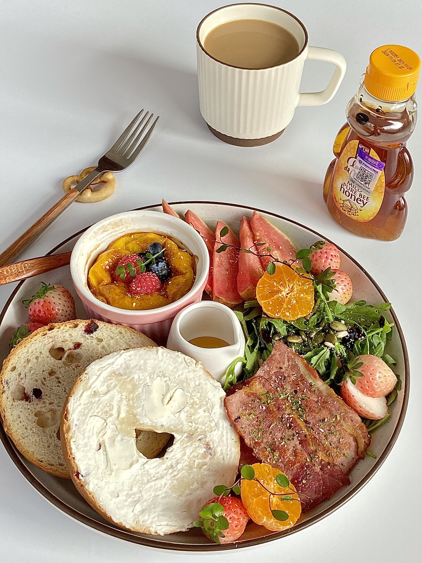 早晨,阳光透过窗户洒在桌上,我独自享受着这美好的一人食