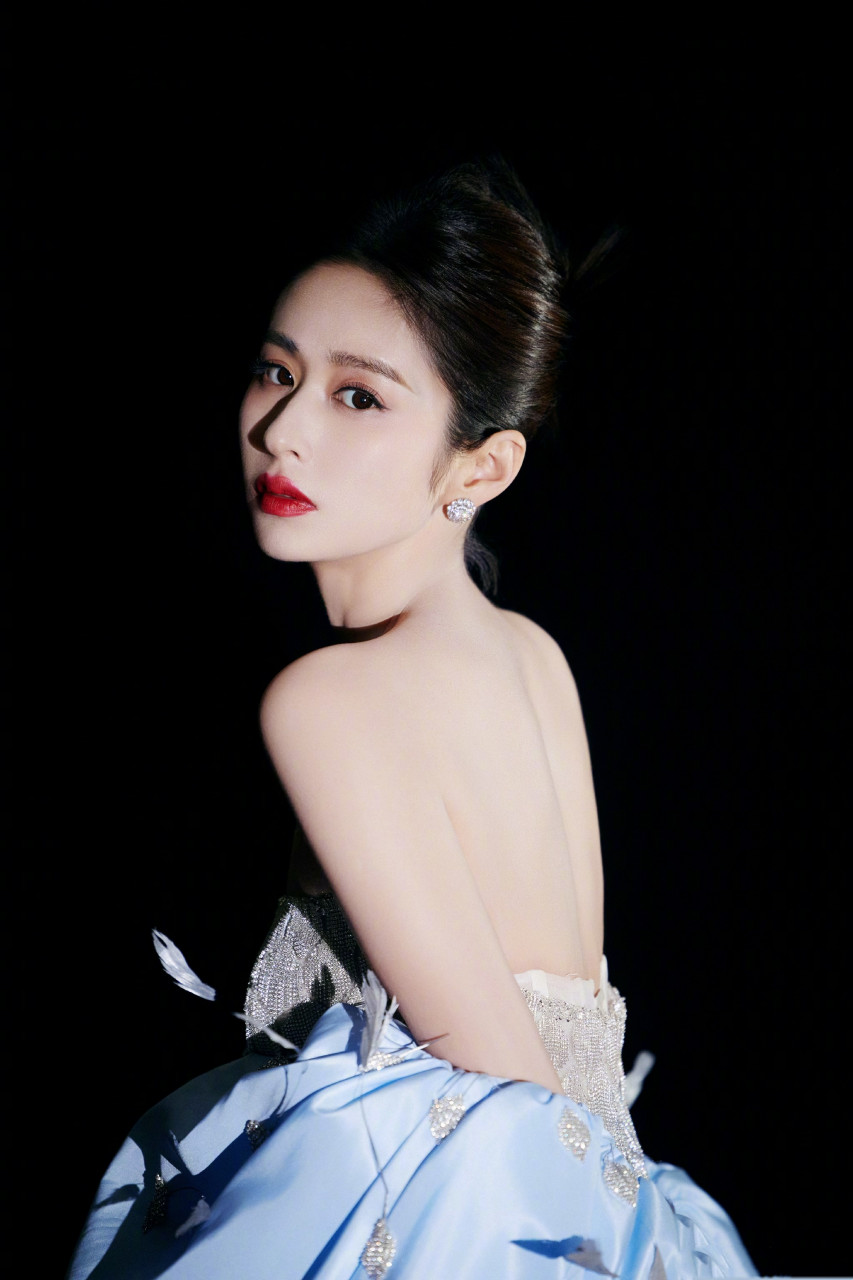 颖儿:20斤重的抹胸闪钻修身礼服#颖儿