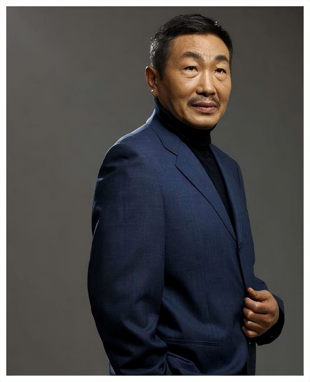 老演员杜源,上戏剧学院的时候,暗恋大美女杨青,有一次下大雨,只有两人