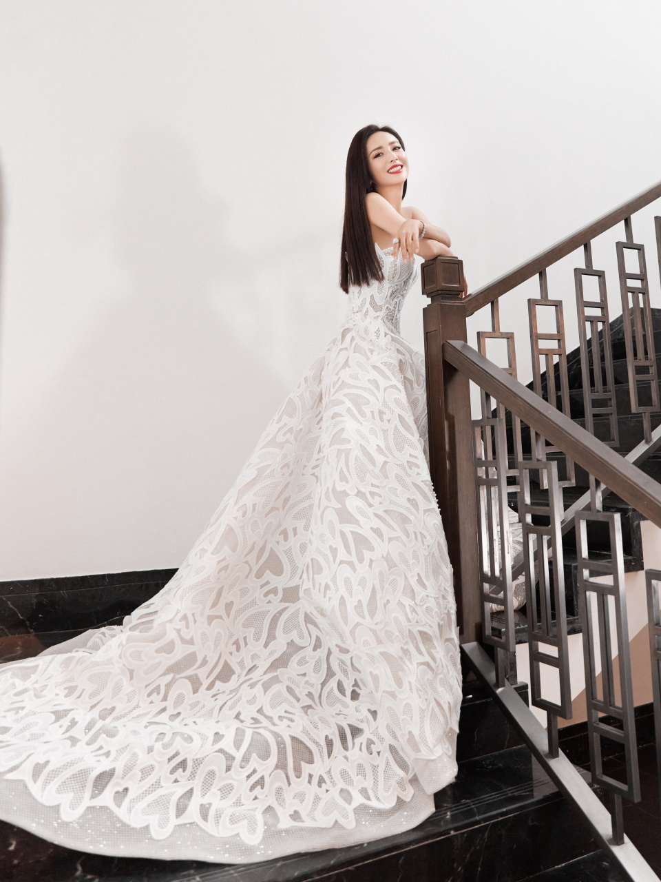 佟丽娅一袭白色蕾丝抹胸透视裙,身材纤细美背迷人,实在是太美了!