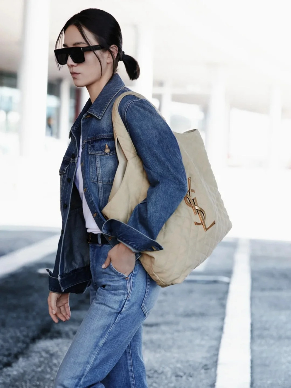 经典永不过时:小宋佳牛仔套装穿搭,帅气与气质并存!