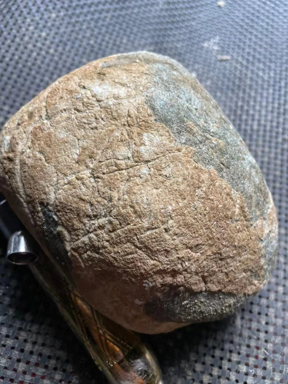 只是很多人都无法分清翡翠水路和裂绺,绺裂,指的就是裂纹