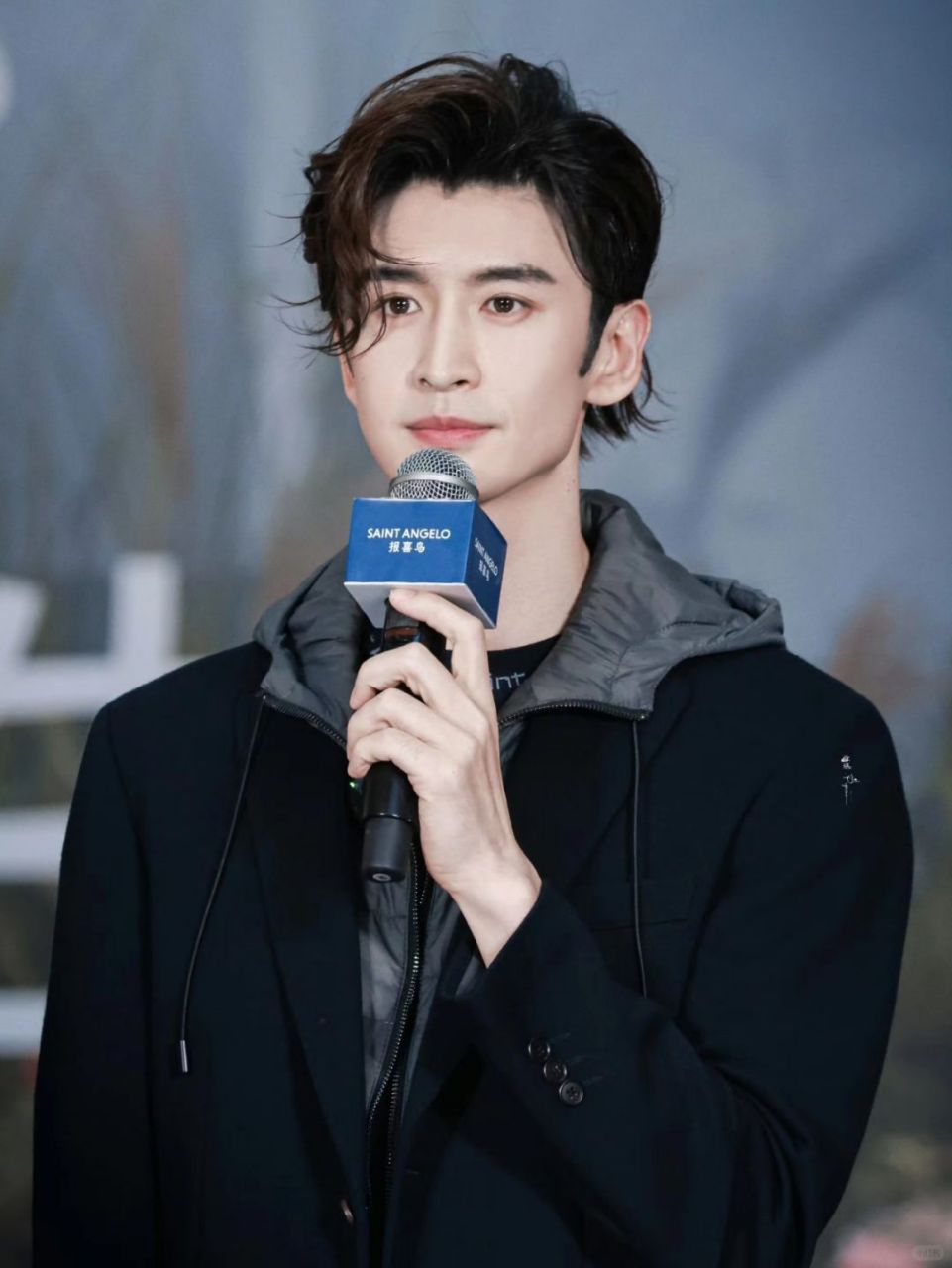 张云龙:浓颜系帅哥,可盐可甜的魅力典范  张云龙的面容独具特色,属于