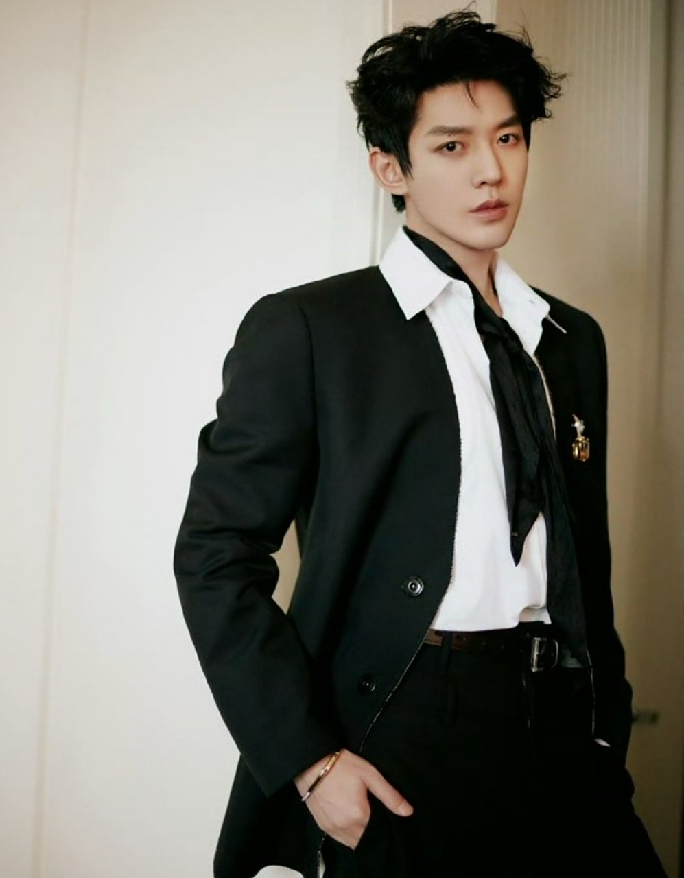 卷发背头,适配. 白衬衫黑西装,氛围拉满.