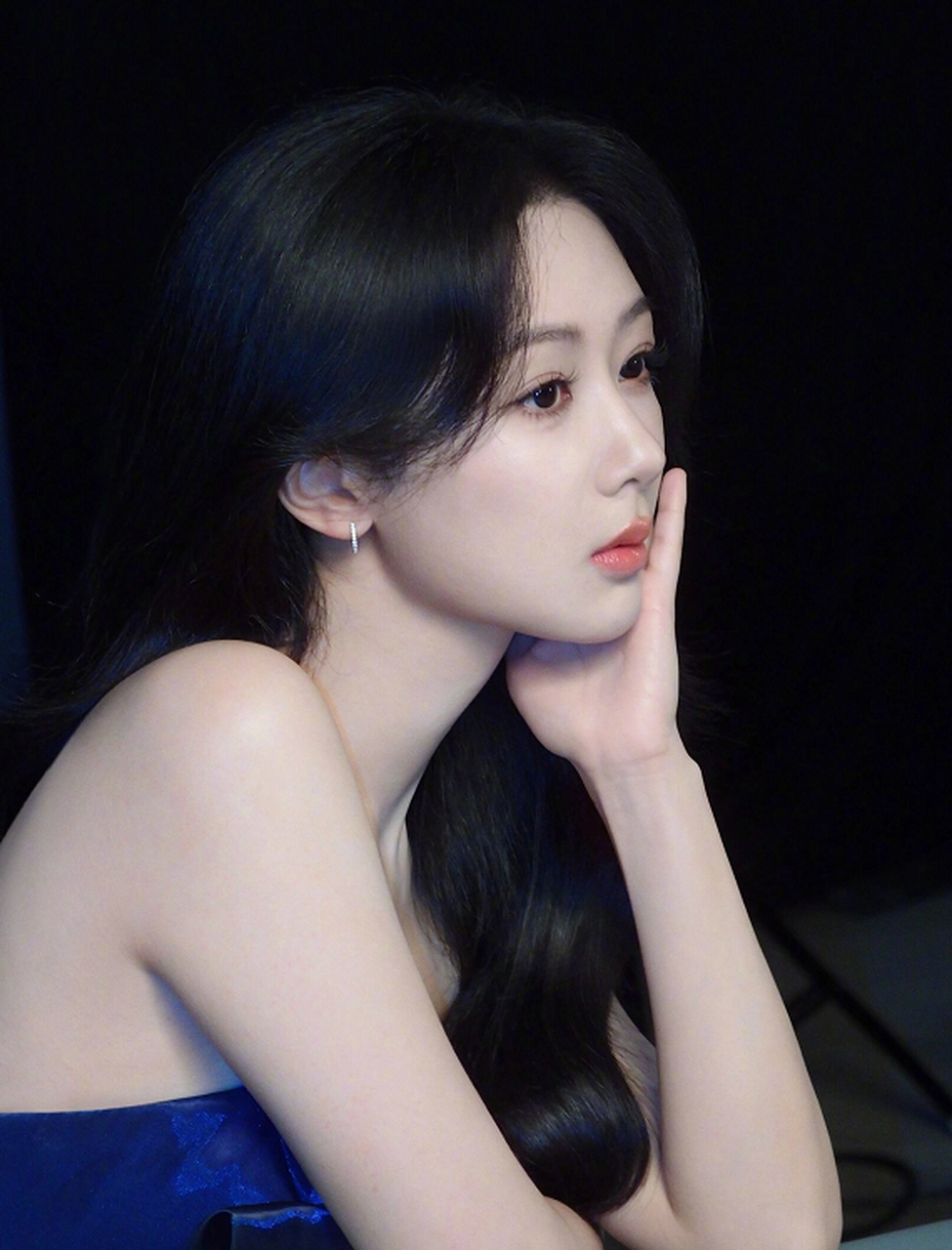 杨紫侧颜也相当好看!