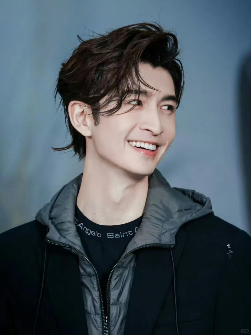 张云龙:浓颜系帅哥,可盐可甜的魅力典范  张云龙的面容独具特色,属于