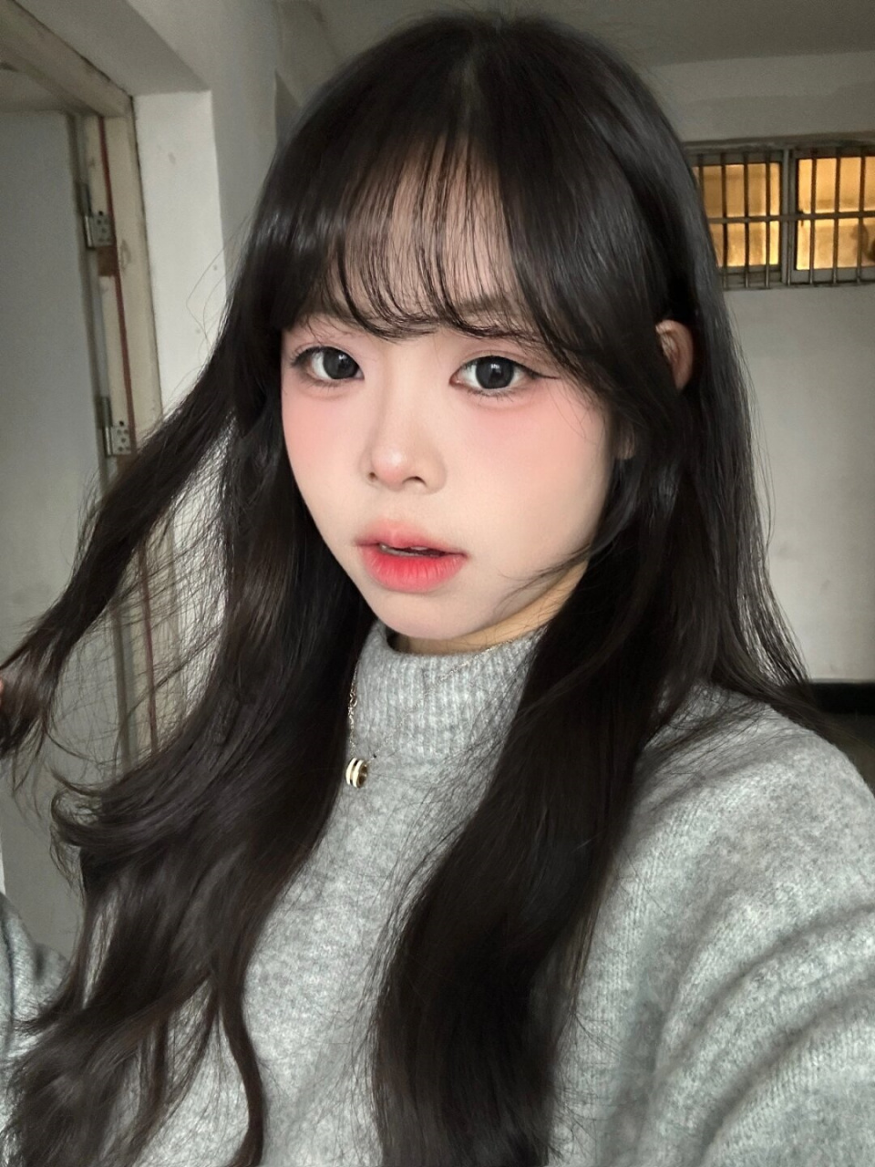 今天,就让我来为大家揭秘如何打造一款纯欲小野猫妆容,让你瞬间变身为