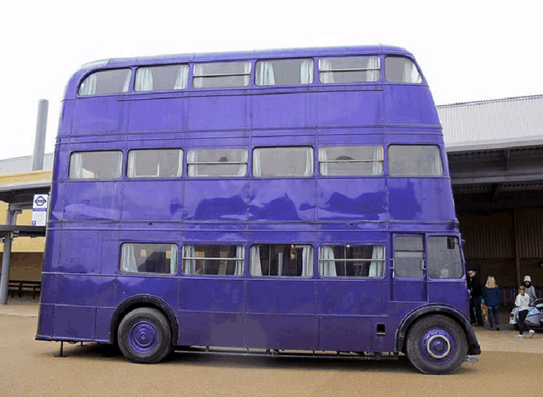 从路边乘客的身高可知,这辆三层公共汽车相当高.