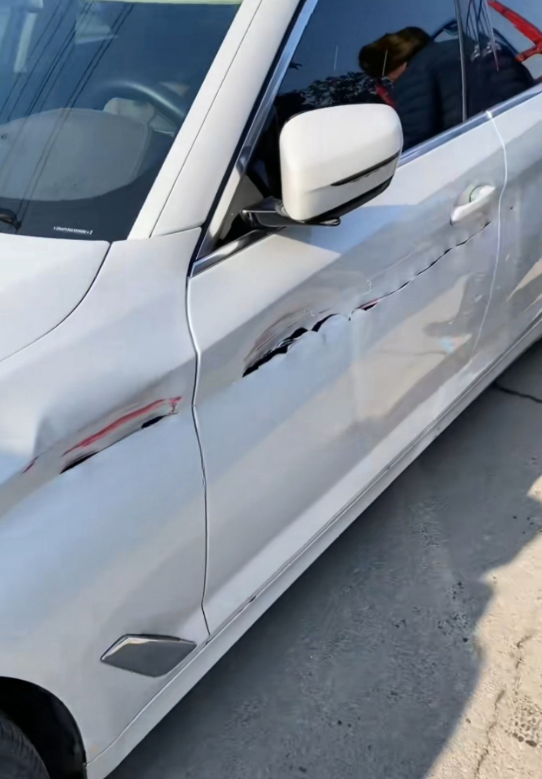 宝马豪车遭剐蹭,维修费高达五万引疑问,修复后是否沦为事故车?