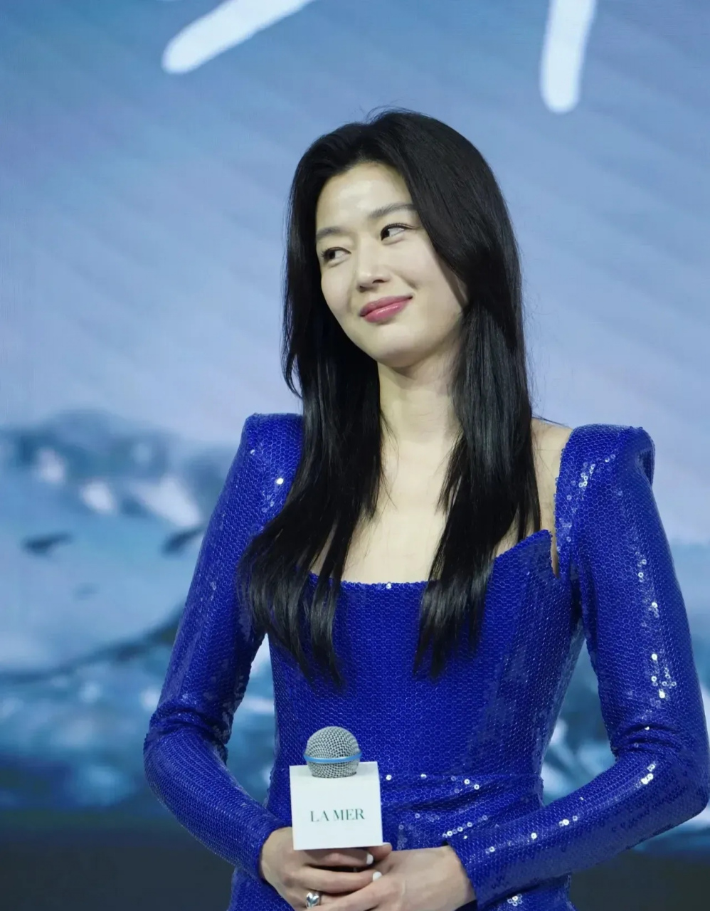 拽姐"全智贤上海海蓝之谜活动, 年龄到了又怎样!有法令纹又怎样!