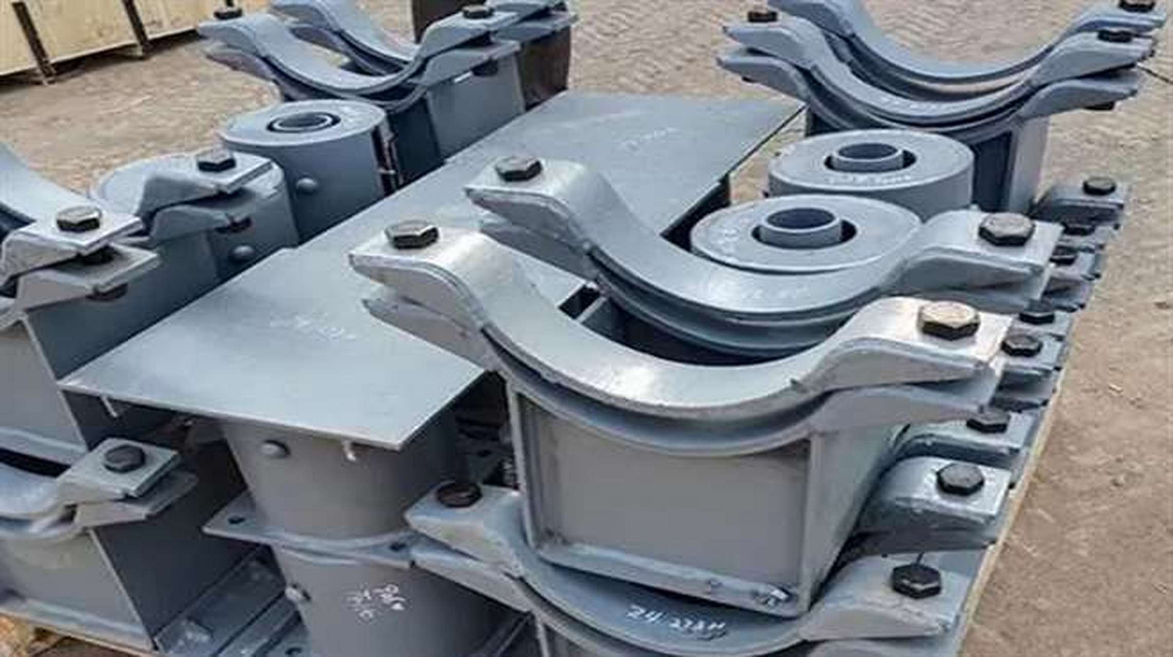 管道固定管托是工业管道系统中不可或缺的重要组件,其主要功能是支撑