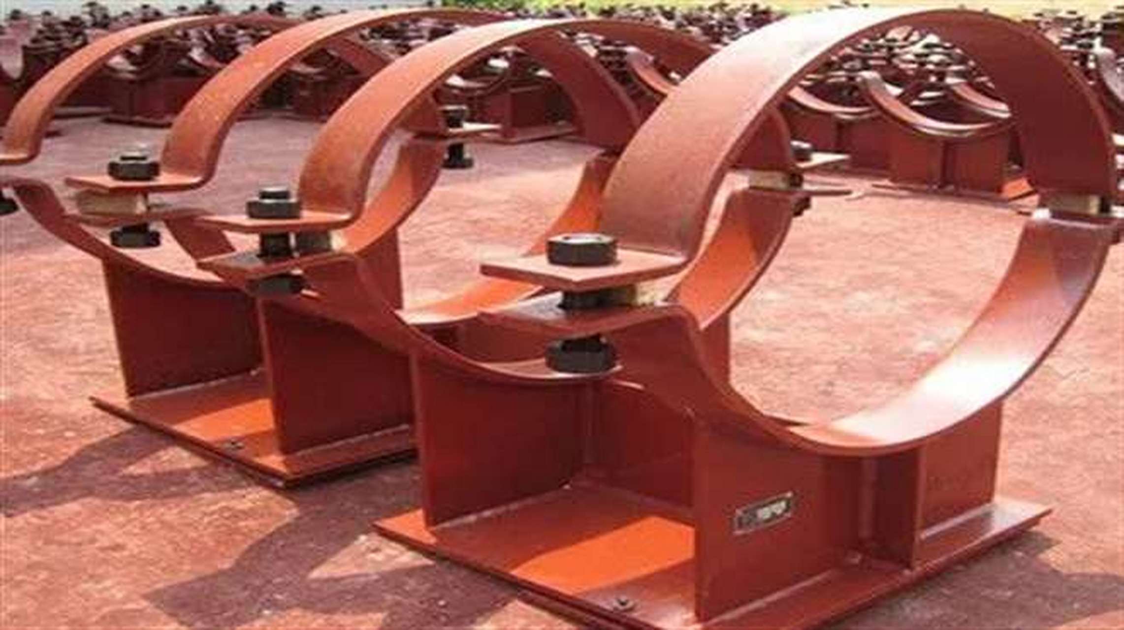 管道固定管托是工业管道系统中不可或缺的重要组件,其主要功能是支撑