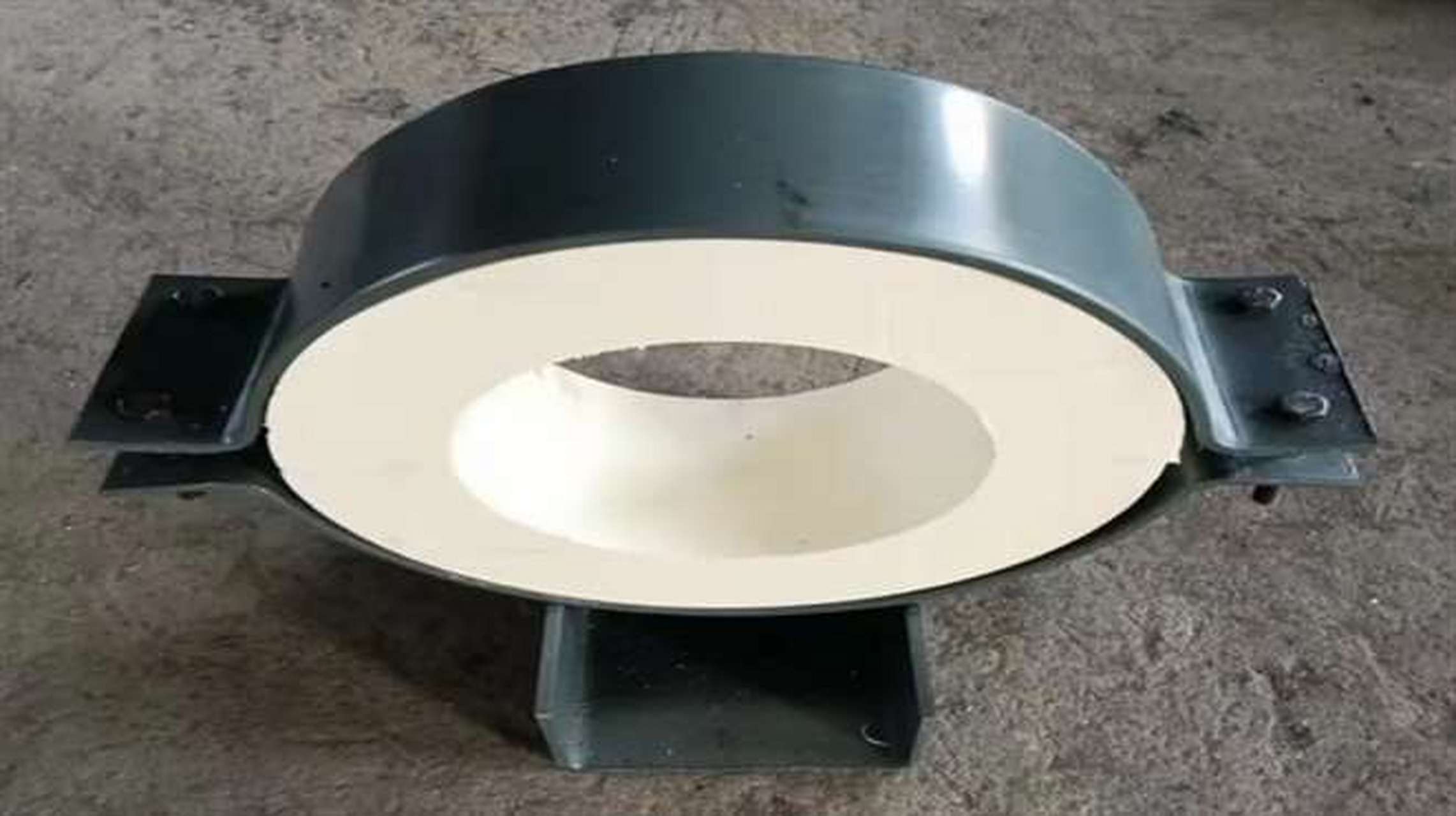 管道固定管托是工业管道系统中不可或缺的重要组件,其主要功能是支撑