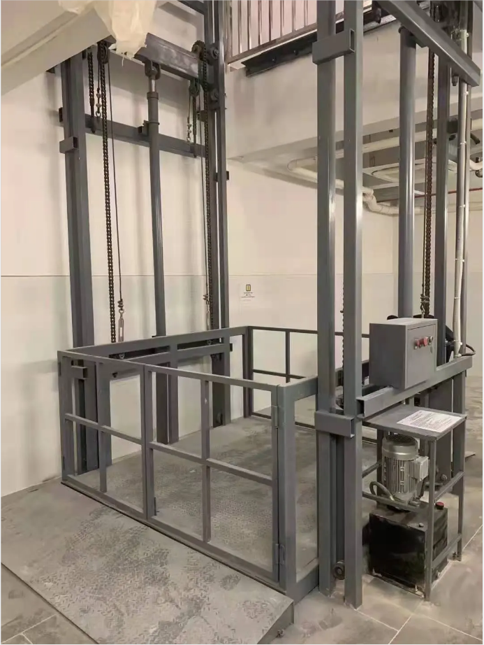载货电梯,安装在车间仓库的货梯升降机