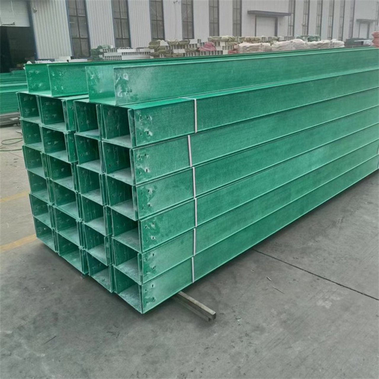 玻璃钢桥架稳定性受多因素影响,包括环境,荷载,安装和维护等.