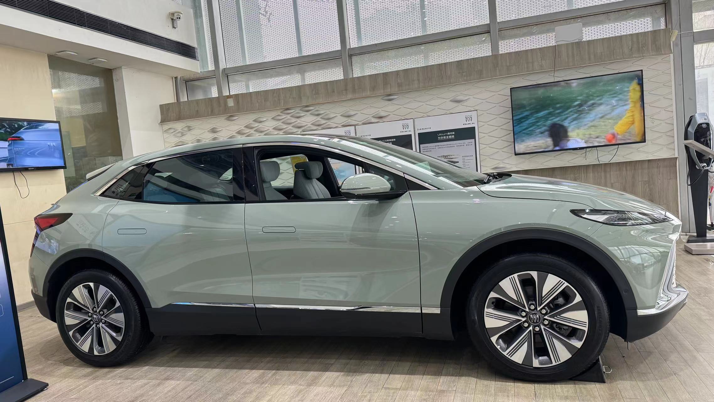 纯电轿跑别克e4降价了