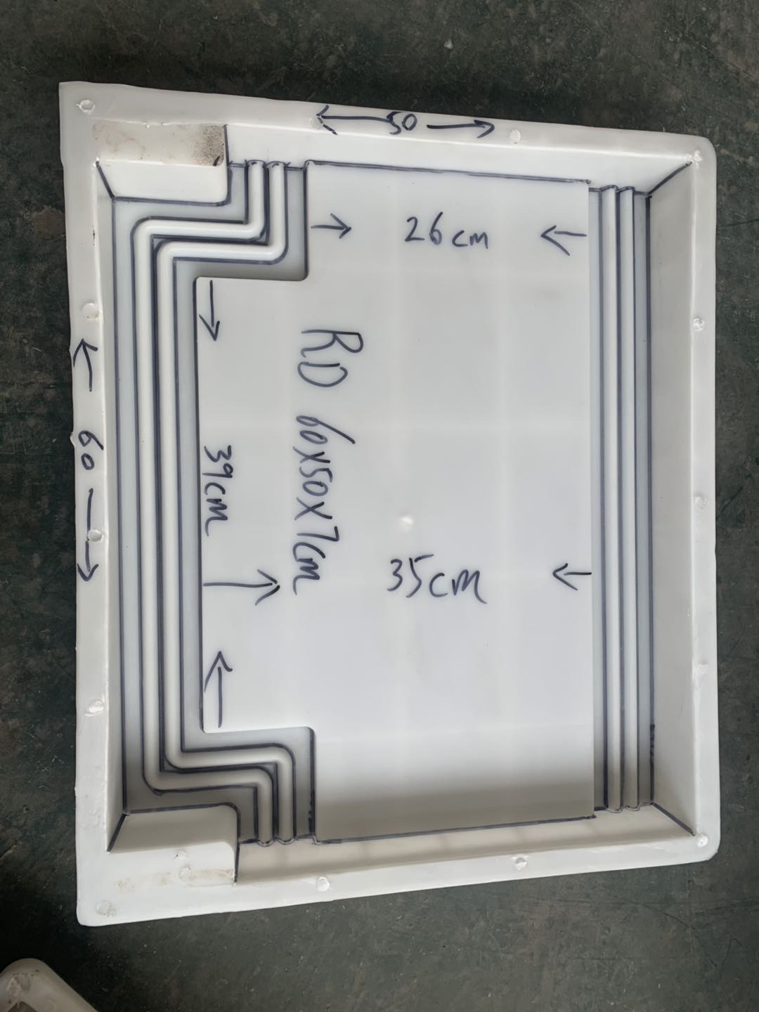 24墙围墙柱帽塑料模具:建筑新宠,提升工程效率与质量