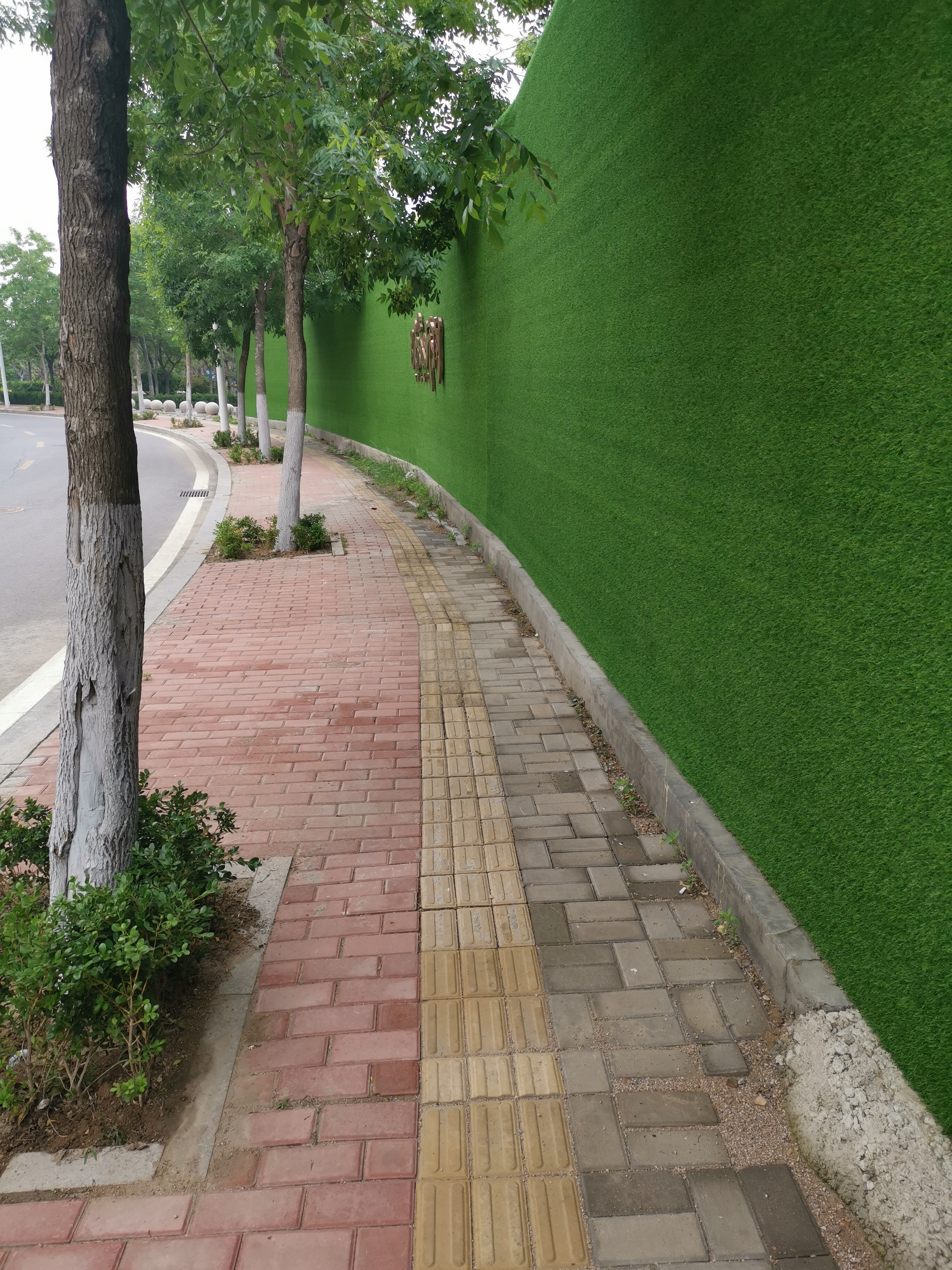 围挡绿化人工假草坪:价格低廉效果好,让施工现场焕然一新