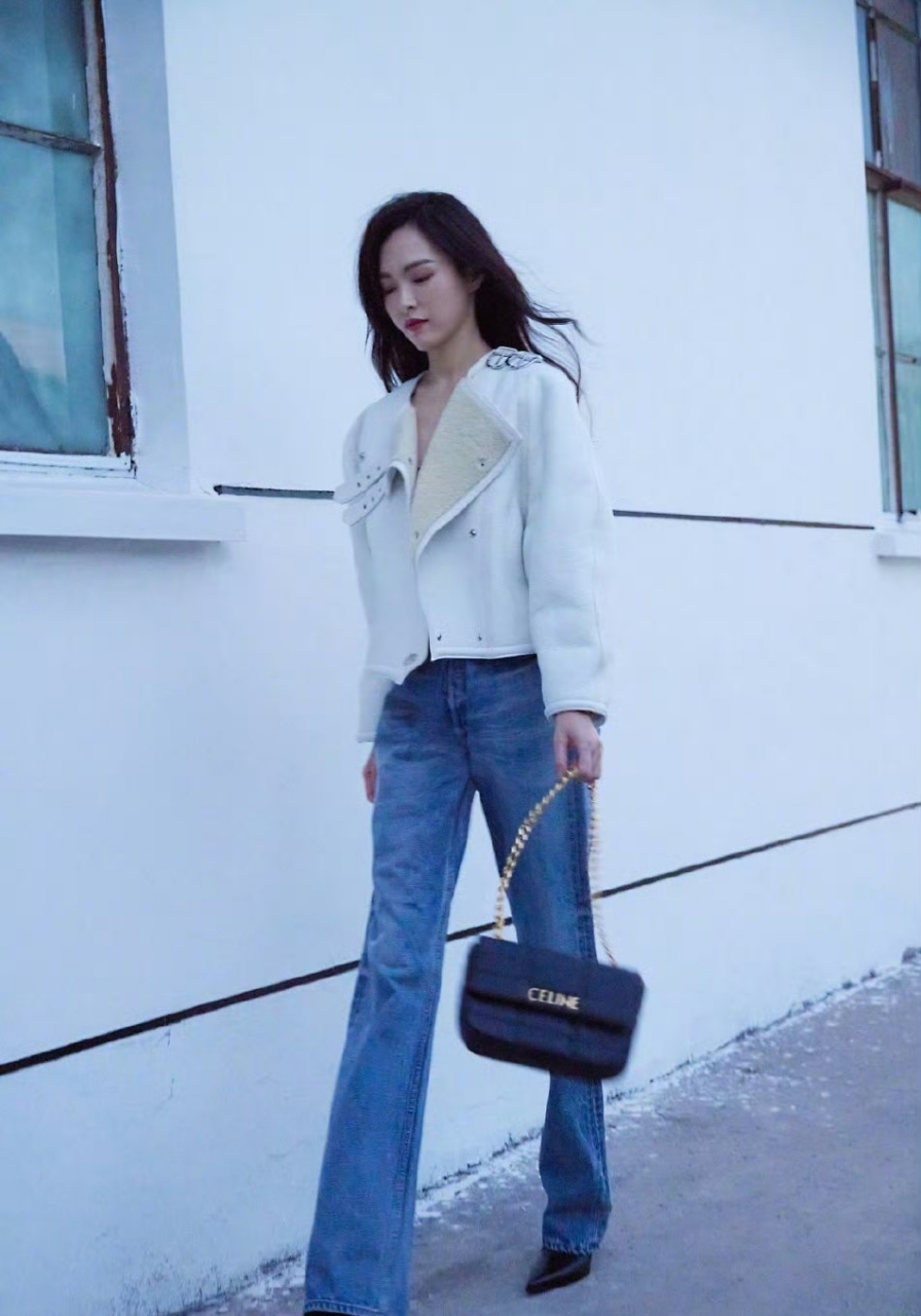 唐嫣身穿白色外套搭配牛仔裤,笑温柔迷人,浅笑嫣然,长腿十分吸睛!