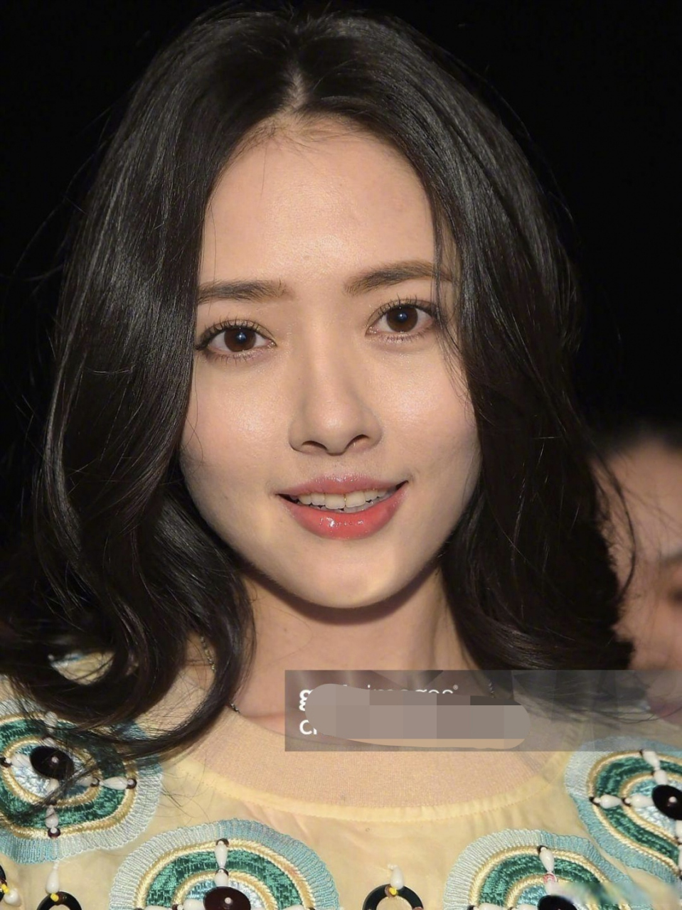 原来郭碧婷的嘴也是歪的,看来明星的左右脸也不是完全对称的,嘴歪也不