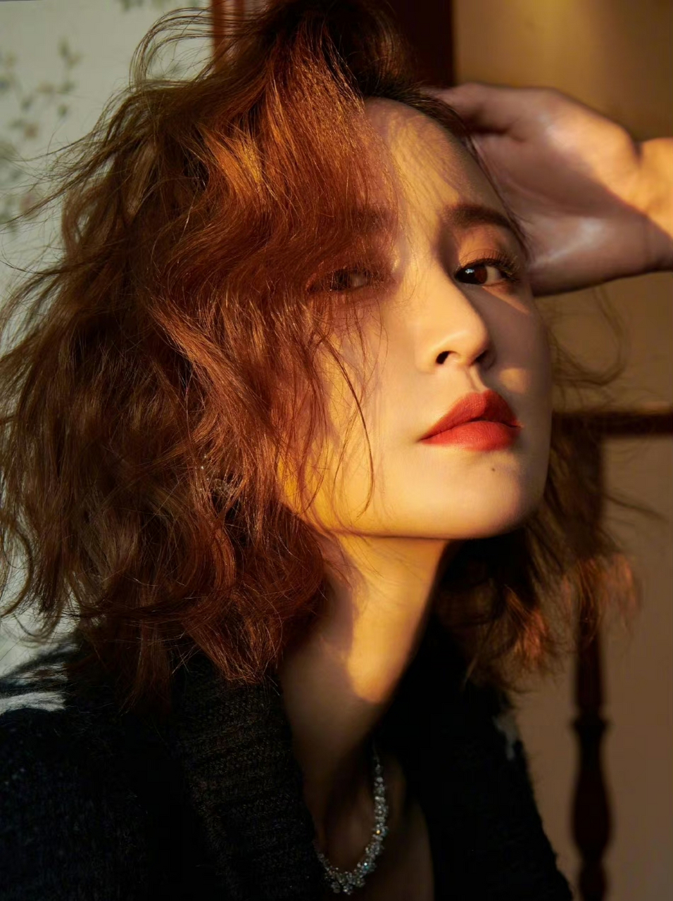 张歆艺穿穿丝绒礼服裙的穿搭,大秀好身材,优雅温柔端庄,尽显成熟魅力