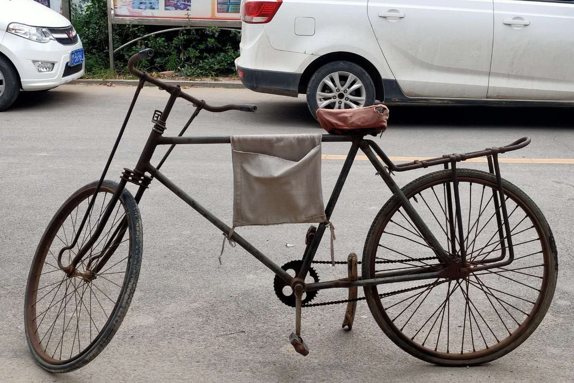 河头老街景区有一个怀旧展厅,在展厅里看到了"大铁驴"自行车,就是用