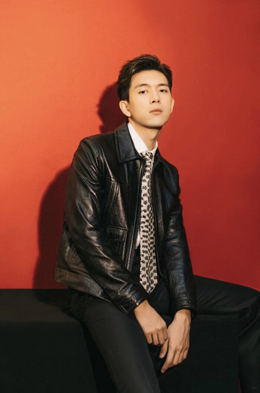 李现凌晨坐飞机7615到达成都,有不少粉丝提前等在机场,给李现接机