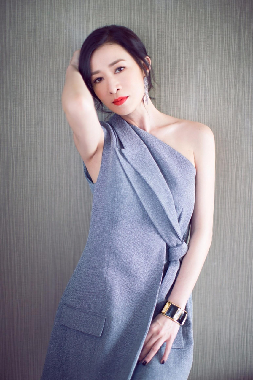 佘诗曼的一组精选高清写真,以其卓越的摄影技巧和细腻的呈现方式,成功