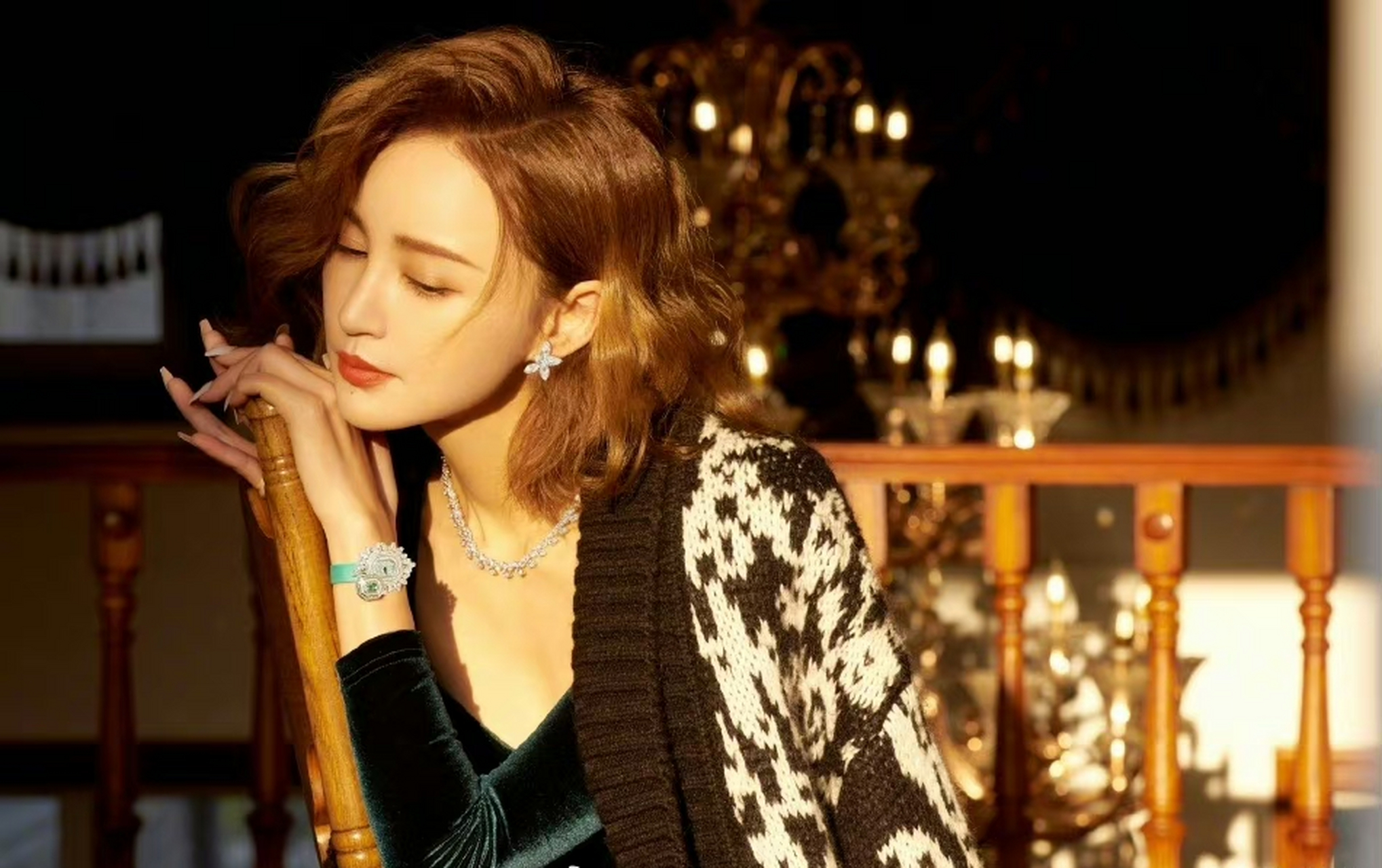 张歆艺穿穿丝绒礼服裙的穿搭,大秀好身材,优雅温柔端庄,尽显成熟魅力