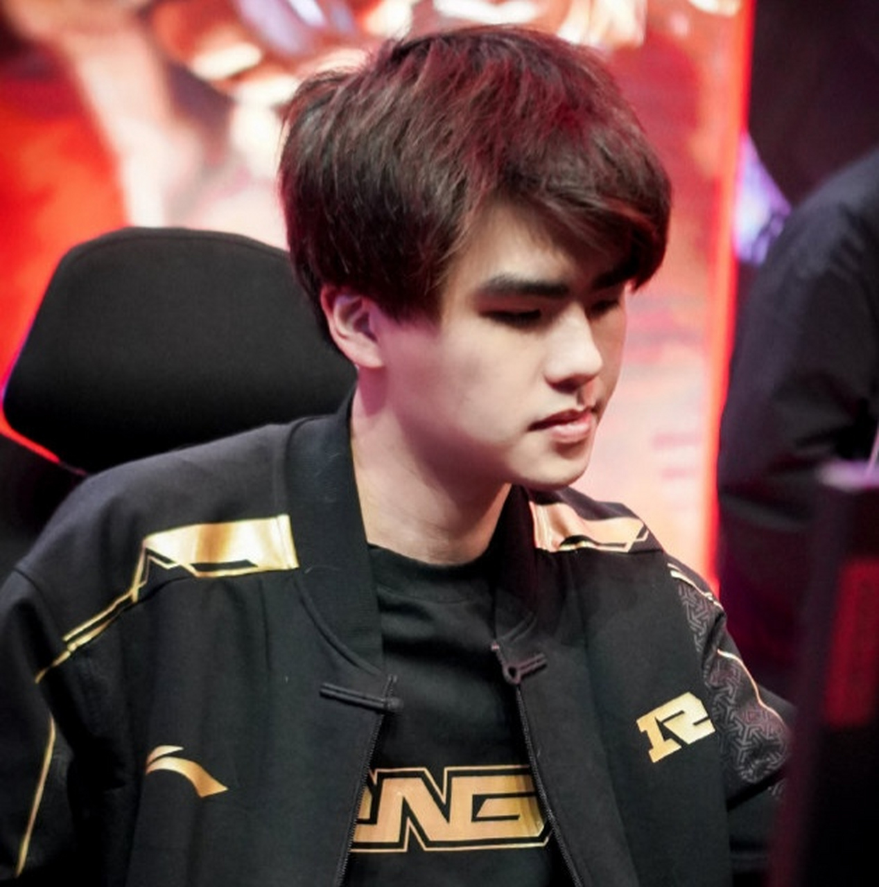 jackeylove和lwx同样是s赛的冠军ad,但是这两个人现在的差距却是天差