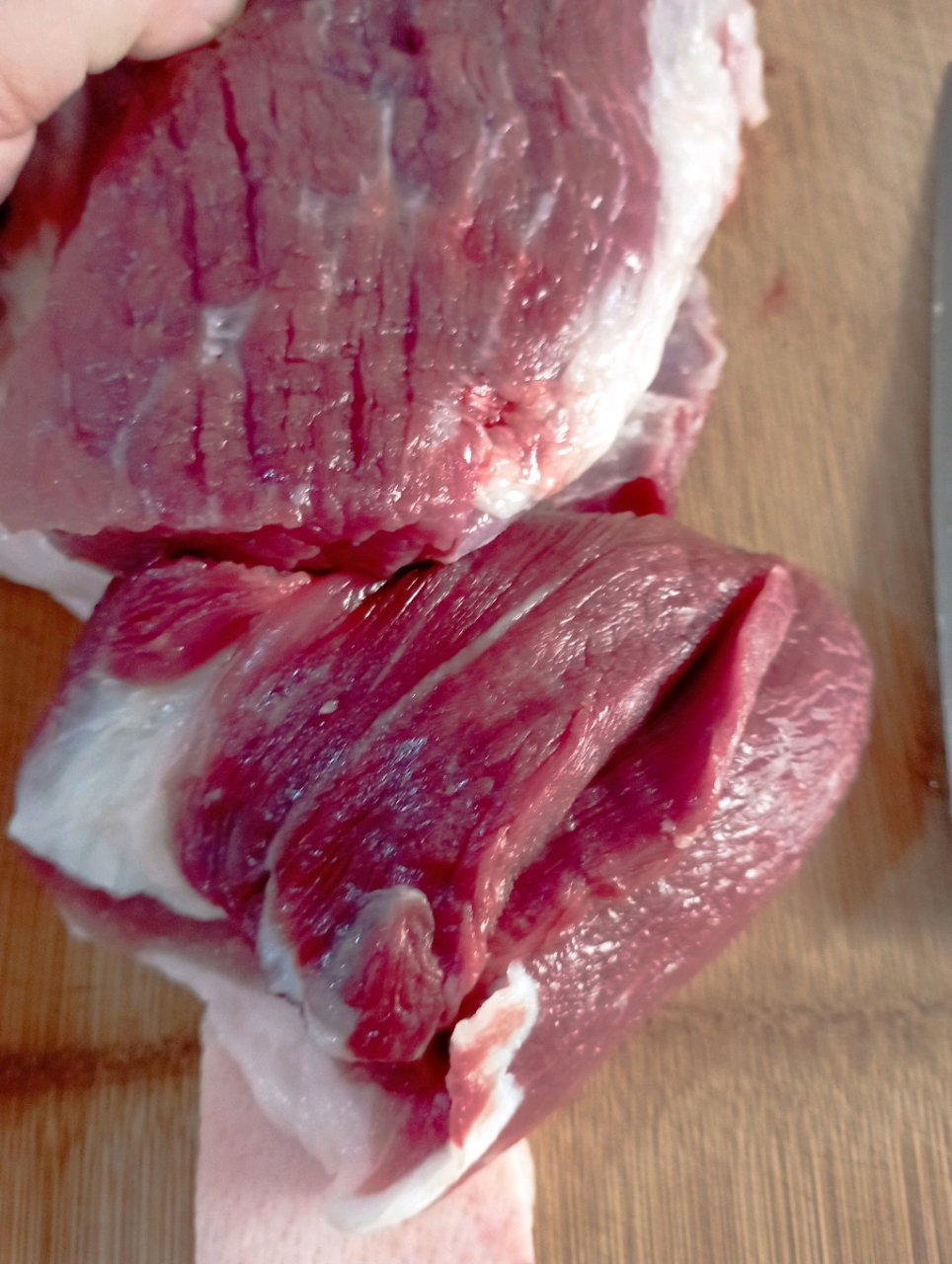 农村现杀笨猪肉,14块钱一斤贵不贵?