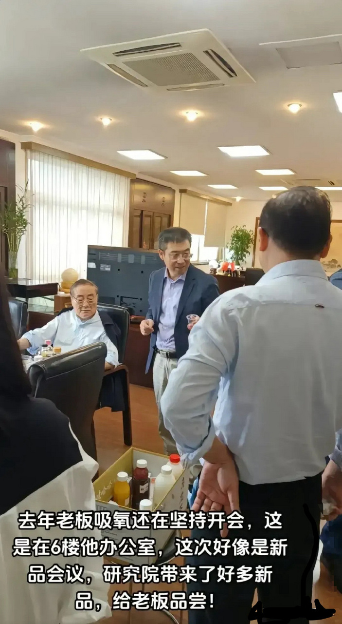 去年已在病中的宗庆后,还在公司工作,图中为宗庆后在办公室品尝公司的