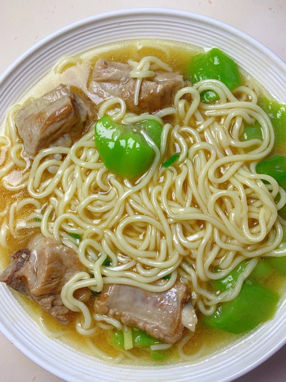 今天吃丝瓜排骨面 汤鲜味美,面条超入味! 做法: 1.