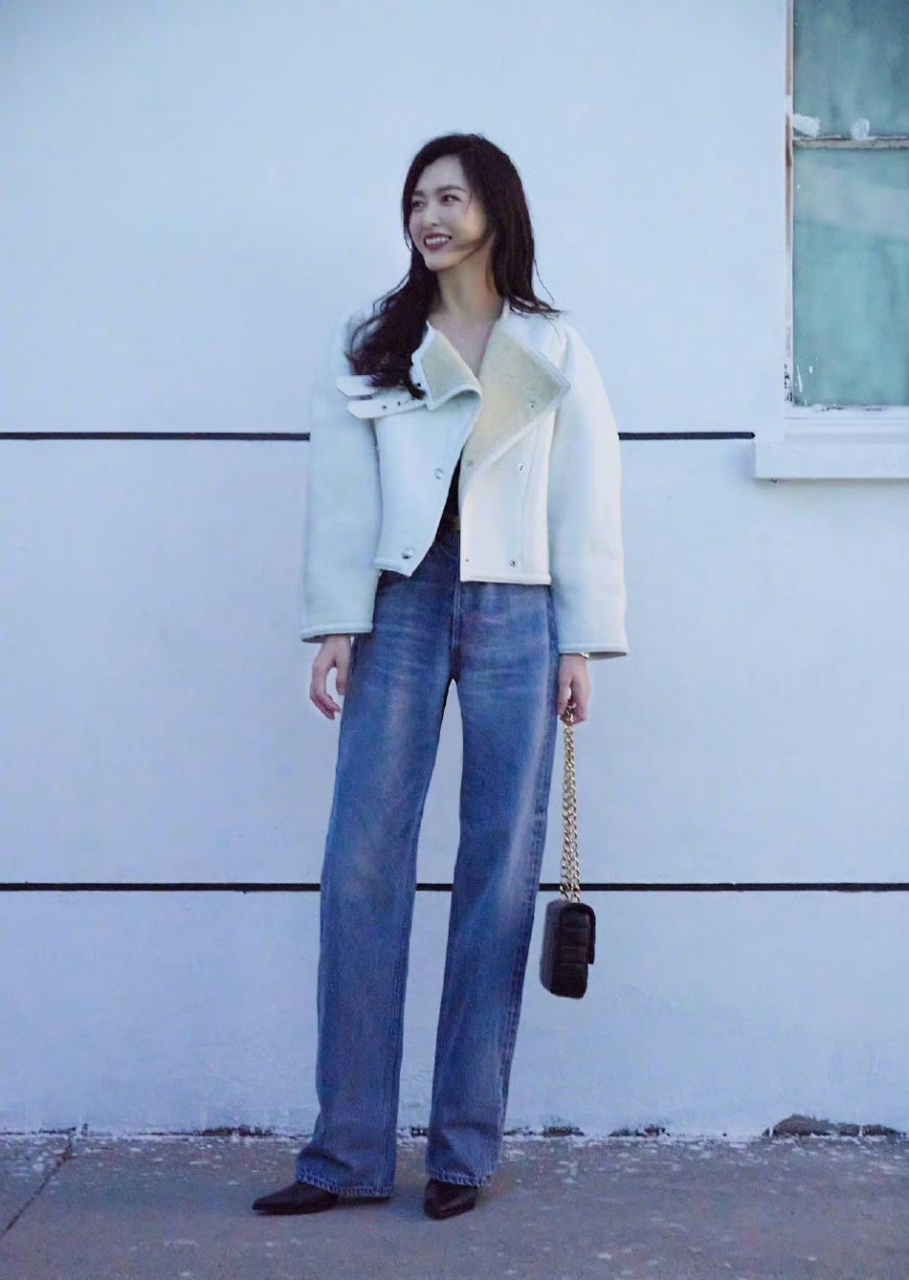 唐嫣身穿白色外套搭配牛仔裤,笑温柔迷人,浅笑嫣然,长腿十分吸睛!