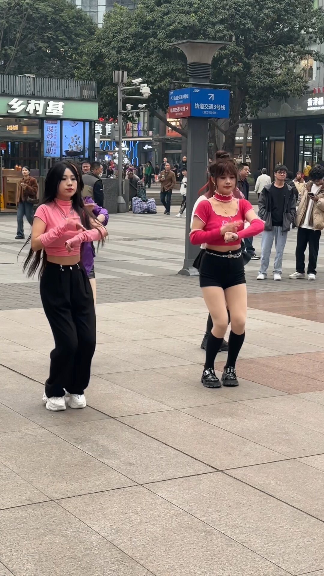 终于知道观音桥步行街为啥被称重庆打望好去处了,好多漂亮的网红小姐