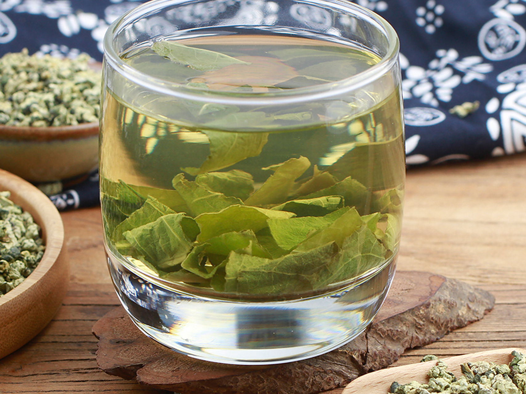 金银花水:用金银花泡水,有助于清肝热,排毒及疏通肝脏经络.  2.